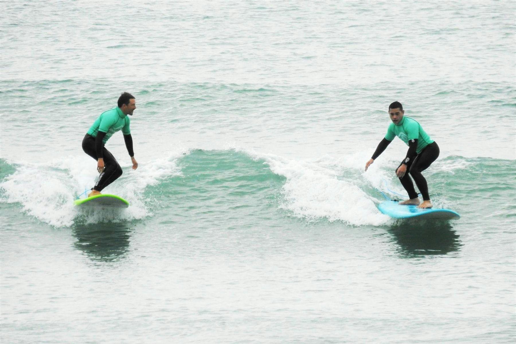a surf lesson and surf therapy session in aotearoa new zealand