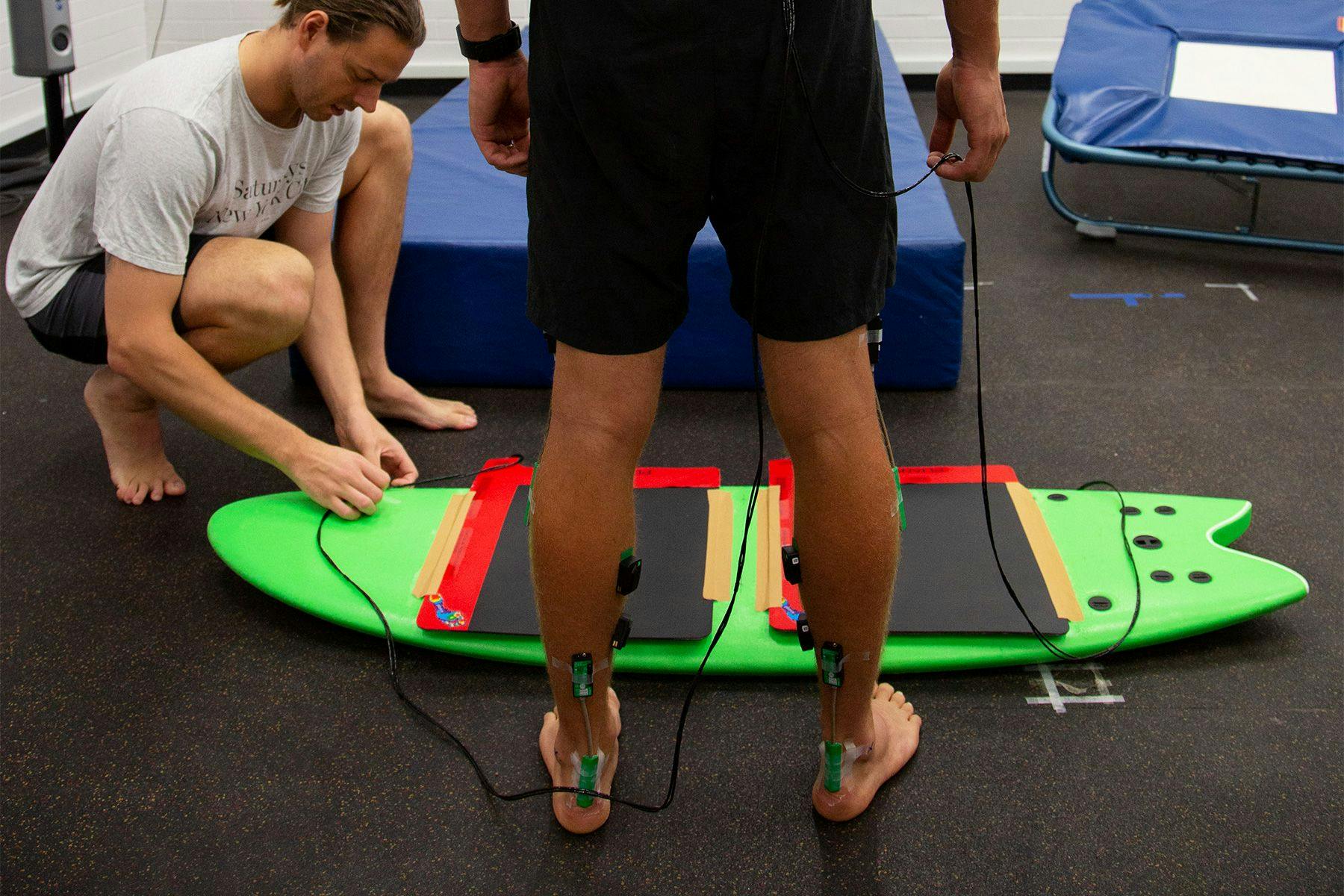 sensors attached to the ankle of a surfer in a laboratory to measure the load when performing aerials